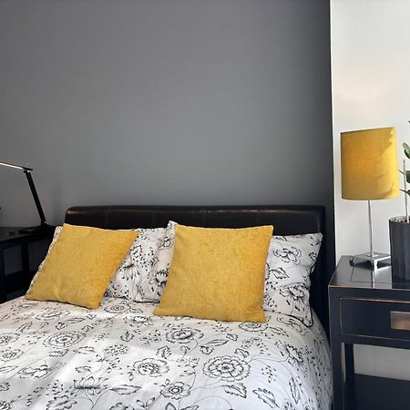 Entire House Floor Perfect For Couples & Freelancers - Available For Single Too Londres Exterior foto
